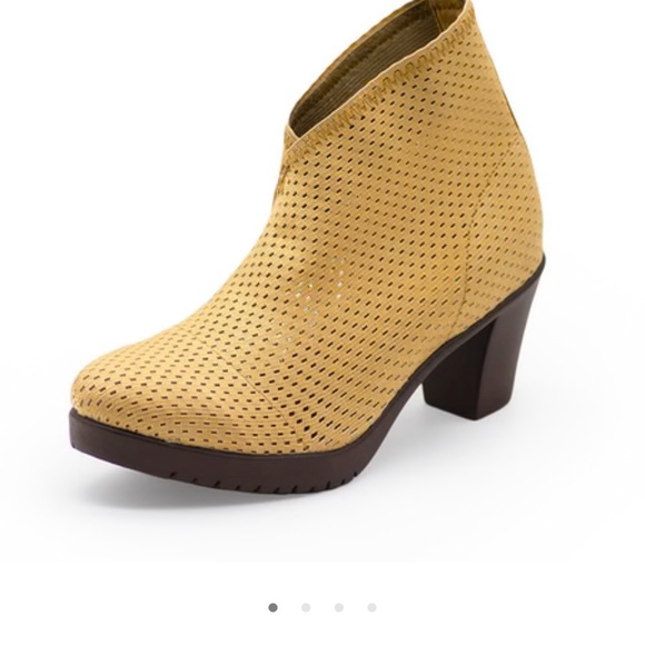 Charleston Shoe Co. Torino Tan Perforated Ankle Boots, NIB, Sz 8 - Picture 1 of 4